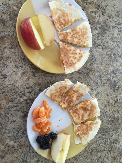 Lunch...mommy (left) and Matty (right). Leftover taco chicken and mozz cheese and bell pepper quesadilla...super yummy...apple for me, orange, blackberry and apple for Matty! Yum! He didn't like his quesadilla though. Low Cal Quesadilla, Pepper Quesadilla, Safe Meals, Taco Chicken, Kid Meals, Healthy Lunch Snacks, 120 Pounds, Super Yummy, Chicken Tacos