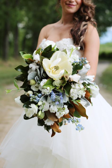 Magnolia Bouquet | How To Add Southern Style to Any Wedding with photos by Jessica Lee Photographic Art | The Pink Bride®️ www.thepinkbride.com Magnolia Bride Bouquet, Magnolia Flower Bouquet Brides, Wedding Magnolia Flowers, Peony And Magnolia Bouquet, Magnolia Wedding Bouquet Fall, Hydrangea And Magnolia Bouquet, Magnolia And Hydrangea Wedding, Southern Wedding Bouquets, Magnolia Themed Wedding