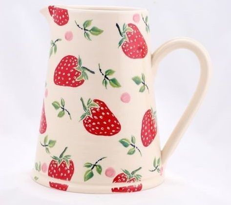 Strawberry Cottage, Strawberry Stuff, Strawberry Kitchen, Diy Pottery Painting, Pottery Painting Ideas, Strawberry Decorations, Strawberry Fields Forever, Pottery Painting Designs, Keramik Design