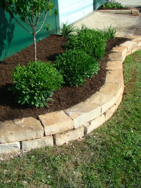 How to Determine How Much Mulch to Use Mulch Bed Ideas, Landscape Beds, Landscape Bricks, Garden Edge, Garden Mulch, Mediterranean Landscaping, Front Landscaping, Rock Garden Landscaping, Side Garden