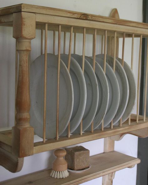 Plate rack just listed in the shop/ link in bio 🤎 . . . . . . . . . . #platerack #myflippingvintage #cottagecoreaesthetic #vintagefarmhousestyle #cottagehome #fleamarkethomeandliving #fleamarketdecor #cottagedecor #primitivedecor #vintagefarmhousefinds #vintagefarmhouse #countrystylehome #antiquefarmhousedecor #countryprimitives #englishcottagestyle #cottagecore #americanfarmhousestyle #oldhomelove #myhomesweetvintagehome #simpleclassichome #wearehomemakers #perfectlyimperfectprims #homeswit... Hutch Repurpose Ideas, Plate Rack, Wooden Plate Rack, Antique Farmhouse Decor, Kitchen Ideals, American Farmhouse Style, Vintage Farmhouse Style, Flea Market Decorating, English Cottage Style