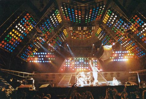 Lighting rig: Magic Tour [QueenConcerts] Stage Rigging, Stage Equipment, Concert Stage, Concert Venue, Rock Of Ages, Wembley Stadium, Rock Concert, Stage Design, Rock Music