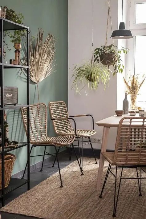 a modern boho dining space with a sage green accent wall, a light stained table and rattan chairs, a black shelvint unit and potted greenery Green Accent Walls, Stained Table, Rattan Dining Chairs, Green Home Decor, Living Room Green, Dining Room Design, Design Case, Room Colors, Design Interior