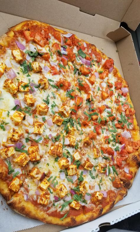 Paneer Pizza Photography, Pictures Of Pizza, Dinner Food Photography, Paneer Tikka Pizza, Dinner Snap, Lunch Pictures, Pizza Indian, Pizza Snap, Chicken Tikka Pizza