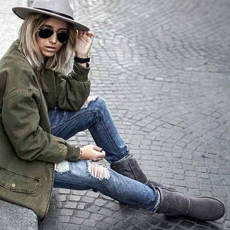 Classic II Short Ugg Outfits, Grey Ugg Boots, Travel Chic, Girl Sleeves, Green Utility Jacket, Uggs Outfit, Boating Outfit, Boho Chic Outfits, Street Style Chic