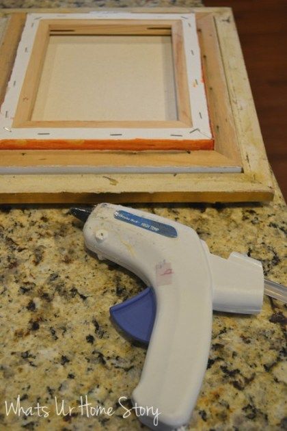 Easy Way to Hang Art, Easy Way to Frame a Canvas Picture Frame A Canvas, Diy Canvas Frame, Framing Canvas Art, Inexpensive Art, Decor Luxury, Canvas Picture, Glue Gun, Luxury Style, Diy Frame