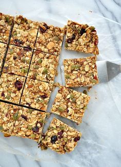 Granola Bar Recipe Healthy, Homemade Granola Bar Recipe, Breakfast Bars Recipe, Bake Easy, Healthy Granola Bars, Granola Recipe Bars, Homemade Granola Bars, Easy Treat, Granola Bar