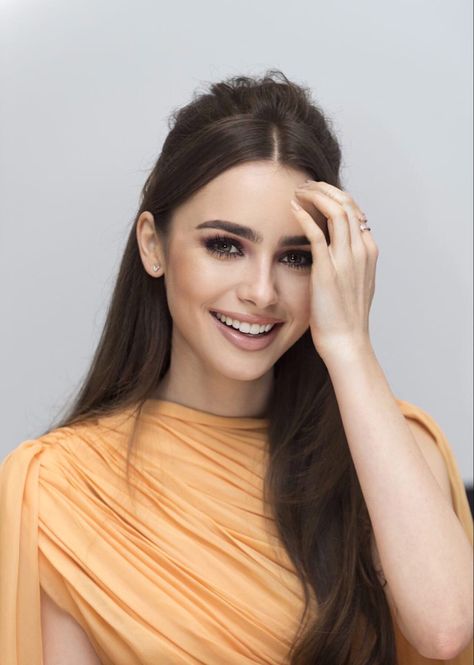 Lily Collins Makeup, Perfect Nose, Batman Wonder Woman, Beauty Goals, Hd Pictures, The Four Seasons, Foto Art, Four Seasons Hotel, Lily Collins