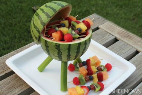 Watermelon Grill | 20+ Cute Fruit & Veggie Trays Watermelon Carving Easy, Fruit Kebab, Watermelon Centerpiece, Watermelon Hacks, Watermelon Fruit Salad, Watermelon Basket, Fruit Kebabs, Watermelon Carving, Fruit Kabobs