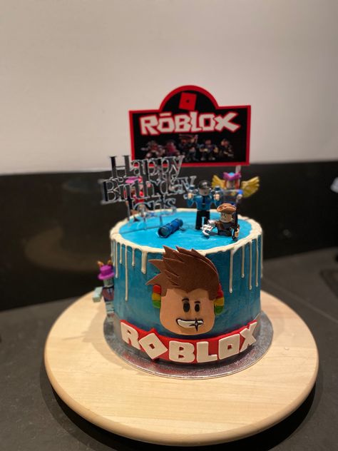 Leuke kindertaart met als thema Roblox.