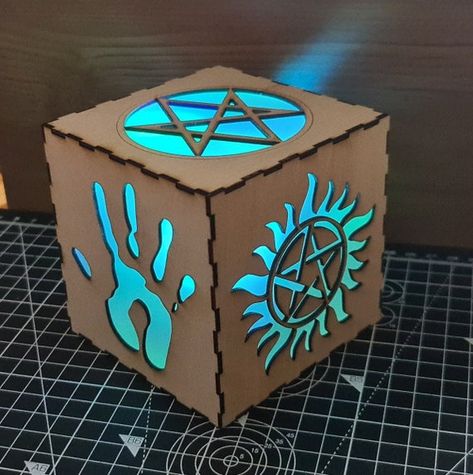 Supernatural Diy, Supernatural Symbols, Box Ceramics, Devils Trap, Light Cube, Unicorn Light, Men Of Letters, Wooden Light, Light Up Signs