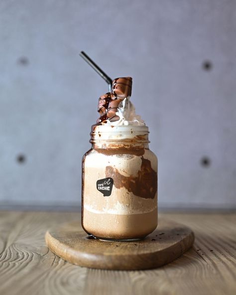 Kinder bueno milkshake Milkshake Jar, Bueno Milkshake, Chocolate Milkshake, Milk Shake, Coffee Dessert, White Chocolate, Dessert Recipes, Ice Cream, Milk