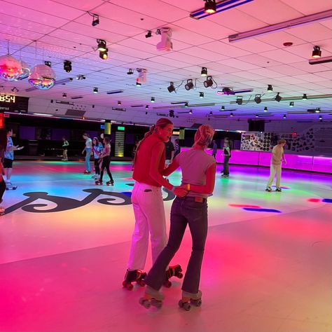 Stranger Things Roller Skating, Roller Skating Date, Kaylee Core, Roller Skating Pictures, Skating Date, Rolling Skate, Vida Aesthetic, Roller Skate Birthday Party, Skate Birthday Party