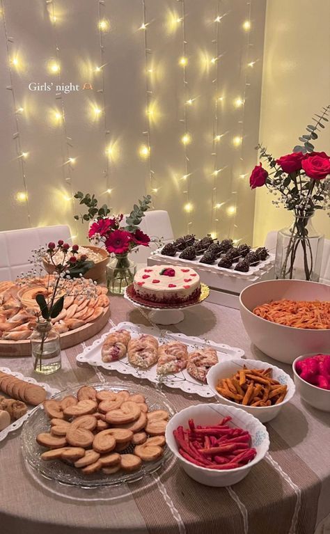 Dessert Table 21st Birthday, Aesthetic Birthday Snack Table, Small Birthday Food Ideas, Bday Party Aesthetic Ideas, Aesthetic Birthday Party Ideas At Home, Birthday Food Set Up Ideas, Birthday Party Snacks Aesthetic, Food Party Ideas Birthdays, Birthday Table Food Ideas