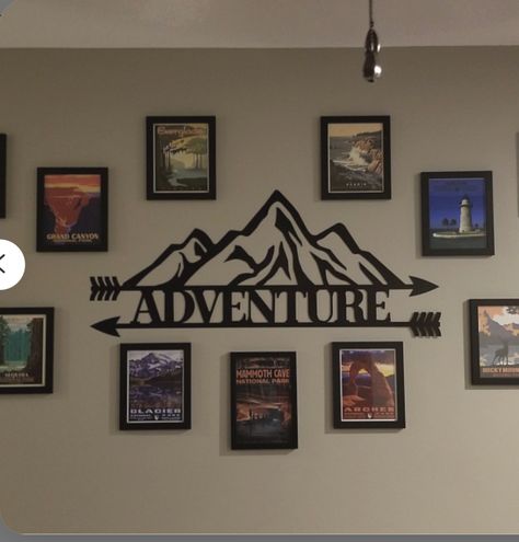 Travel Adventure Wall Decor, Travel Wall Decor Ideas Bedroom, Travel Photo Wall Ideas Living Room, Hiking Bedroom Theme, Travel Bedroom Decor, Adventure Photo Wall, Adventure Picture Wall, Cabin Themed Office, Vacation Photo Display Ideas