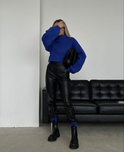 Black And Blue Winter Outfits, Black Stylish Outfits, Blue And Black Outfit, Cobalt Blue Outfit, Blue Sweater Outfit, Dark Blue Sweater, Ny Outfits, Blue Outfit, Comfy Fashion