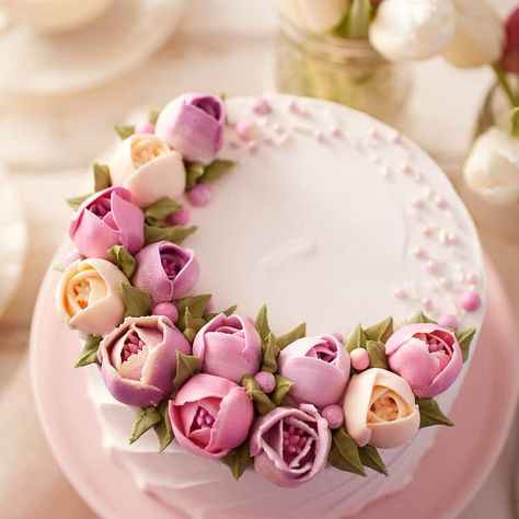 Tulip Cake, Cupcakes Flores, Torte Creative, Russian Cakes, Cake Piping, Buttercream Flower Cake, Torte Cupcake, Mothers Day Cake, New Cake