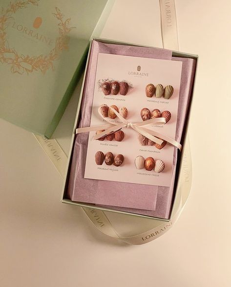 Madeleine Cake Packaging, Madeline Cookies Packaging, Madeline Packaging, Madeleine Packaging Ideas, Madeleines Packaging, Madeleine Packaging, Dessert Boxes Packaging, Madeline Cookies Recipe, Dessert Packaging Design