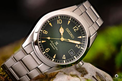 Seiko Prospex Alpinist SPB155J1 Green Review – WATCHDAVID® Seiko Alpinist, Hamilton Khaki Field, Omega Speedmaster Moonwatch, Casio Edifice, Seiko Prospex, Seiko Presage, Cool Green, Seiko Watch, Retro Watches