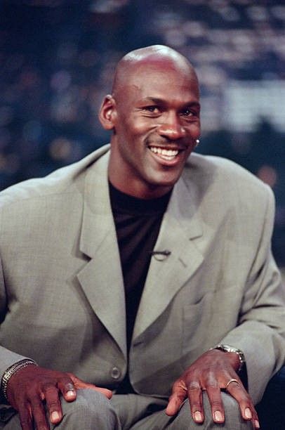 Michael Jordan Style, Michael Jordan 90s, Jordan Basketball Player, Mike Jordan, Michael Jordan Photos, Jeffrey Jordan, Jordan Style, Classic Film Stars, Mens Smart Casual Outfits