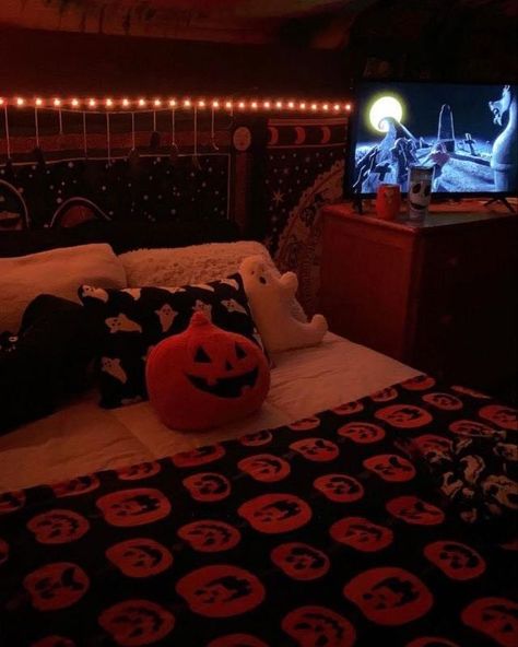 Halloween Themed Room Bedrooms, Spooky Bedroom Aesthetic, Spooky Room Aesthetic, Halloween Stairs, Halloween Themed Room, Fall Themed Bedroom, Bedroom Fall Decorations, Halloween Room Decor Ideas, Halloween Themed Bedroom