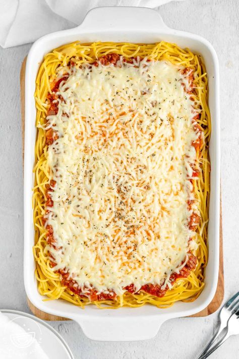 Turn simple ingredients into a comfort food masterpiece with this easy recipe for Spaghetti Pie made with ground beef and plenty of cheese. Baked Spaghetti Pie, Spaghetti Pie Recipes, Recipe For Spaghetti, Turkey Spaghetti, Quick Casseroles, Leftover Spaghetti, Little Sunny Kitchen, Spaghetti Recipes Easy, Baked Spaghetti Recipe