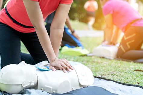 What’s the difference between cardiac arrest and a heart attack? Cpr Instructor, How To Help Nausea, Yoga Information, First Aid Course, Emergency First Aid, Back Stretches For Pain, Health Guru, American Heart Association, Online Therapy