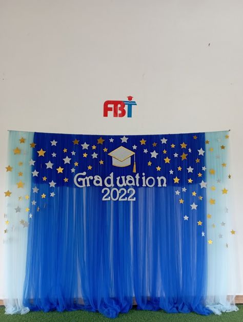 Primary School Graduation Decorations, Preschool Graduation Stage Decorations, Stage Decor For Graduation, Graduation Day Decorations For Preschool, Kindergarten Graduation Stage Decoration, Preschool Graduation Ideas Decorations Stage, Preschool Graduation Photo Backdrop, Kindergarten Graduation Photo Backdrop, Simple Stage Decorations For School