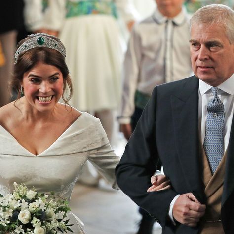 The father of the bride surprised everyone with the way he welcomed groom Jack Brooksbank into the family. Elizabeth Ii Wedding, Princess Eugenie Wedding, Queen Elizabeth Ii Wedding, Wedding Night Dress, Savannah Phillips, Eugenie Wedding, Pictures Of Princesses, Funny Wedding Pictures, Jack Brooksbank