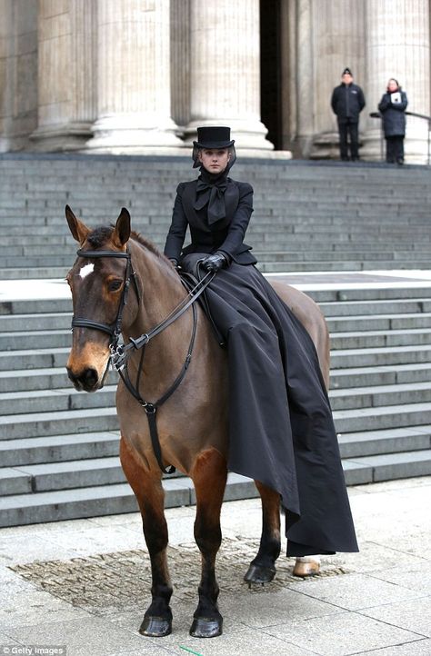 Beautiful tribute: The model and the horse made for a striking display at the steps of the monument - dress Sarah Burton for Alexander McQueen Riding Habit, Join Fashion, Victoria Beckham Dress, Equestrian Chic, Side Saddle, Sarah Burton, Equestrian Outfits, Riding Outfit, Memorial Service