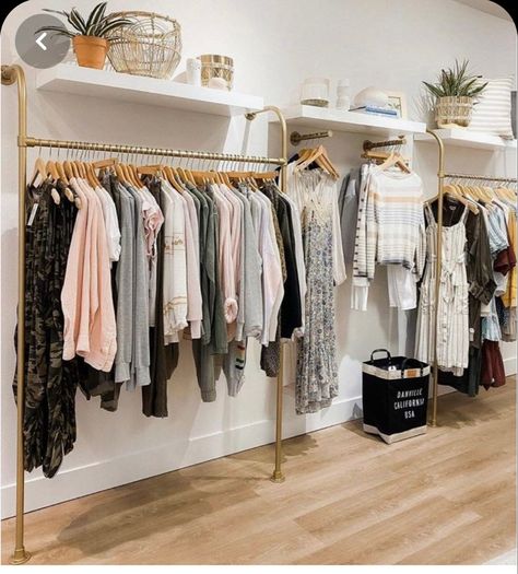 Boutique Clothing Rack, Clothing Boutique Interior, Clothing Store Interior, Clothing Store Design, Boutique Clothing Store, Store Design Boutique, Clothing Displays, Hal Decor, Boutique Interior Design