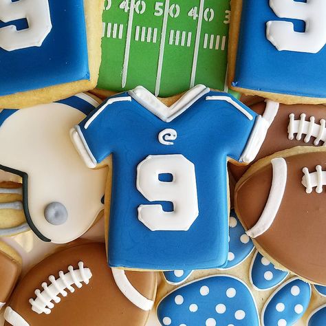 Football Sugar Cookies Royal Icing, Flooded Cookies, Sport Cookies, Cookies To Decorate, Flood Cookies, Flour Box Bakery, Sports Cookies, Special Cookies, Cookies Icing