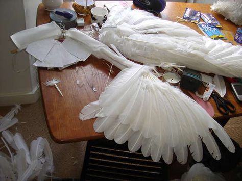 How to make wings...@Erin Isaacs This might be a lot of work, vs just buying some.... How To Make Wings, Wings Diy, Diy Angel Wings, Feathered Wings, Angel Wings Costume, Diy Wings, Angel Crafts, Wings Costume, Cosplay Diy