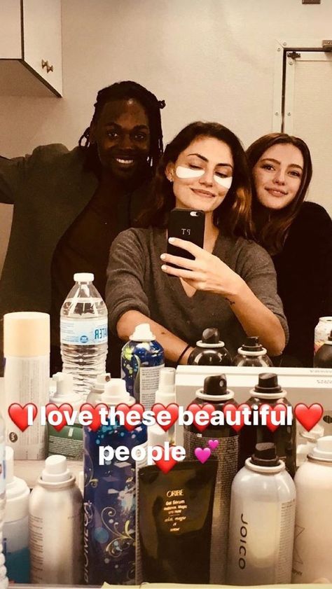 The Originals behind the scenes / Danielle Russell and Phoebe Tonkin The Originals Behind The Scenes, Danielle Russell, Hayley And Klaus, Klaus The Originals, Legacy Tv Series, Klaus And Caroline, Candice King, Vampire Diaries Funny, Original Vampire