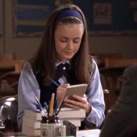 rory gilmore Gilmore Girls Fan, Lorelai Gilmore, Movie Series, Rory Gilmore, Studying Inspo, Study Hard, School Motivation, Study Inspiration, Private School