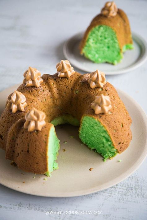 Easy Eggless Pandan Coconut Oil Pound Cake (So Good!) Pound Cake Bundt, Instant Pot Asian Recipes, Cake Bundt, Pandan Cake, Cola Cake, Lamb Chop Recipes, Whipped Coffee, Pastry Cook, Biscoff Cookie Butter