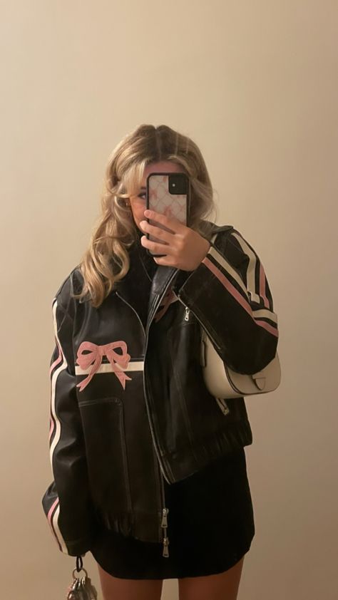 Bow Leather Jacket Outfit, Bow Leather Jacket, Jackets Y2k, Hoodies Y2k, Accessories Y2k, Glamour Vintage, Y2k Clothing, Y2k Jeans, Pink And White Stripes