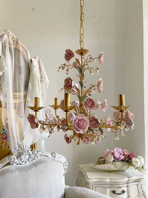 Vintage Princess Aesthetic, Leaf Chandelier, Lights Chandelier, Flower Chandelier, Shabby Chic Pink, Vintage Princess, Feuille D'or, Romantic Homes, Bedroom Layouts