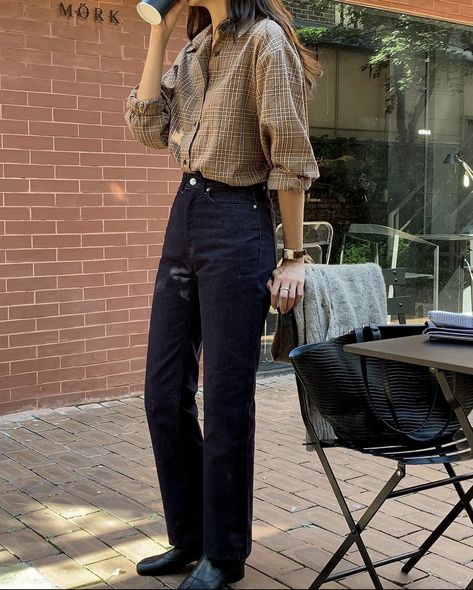 History Professor Outfit, Elegant Masculine Outfit Women, Researcher Outfit, Women Masculine Fashion, No Pants Trend, Masculine Outfits For Women, Masculine Women Fashion, College Student Outfits, Academic Fashion