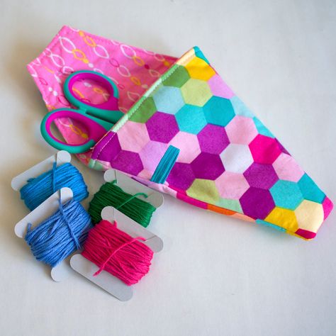 Make an adorable scissor pouch perfect for small and embroidery scissors with this easy fast tutorial. Scissor Case Pattern, Scissor Pouch, Design For Beginners, Hand Sewing Projects, Pouch Sewing, Hat Patterns To Sew, Sewing Tutorials Free, Beginner Sewing Projects Easy, Butterick Sewing Pattern