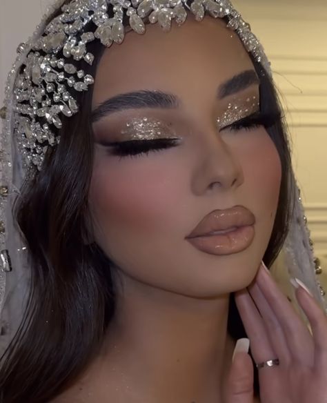 Prom Makeup For Cream Dress, Makeup Looks To Go With Champagne Dress, Make Up With Champagne Dress, Makeup Ideas For 21st Birthday, Quince Makeup Glitter, White Gold Eyeshadow, Champagne Glitter Eye Makeup, Gold Prom Eye Makeup, Makeup Ideas For Prom Gold Dress