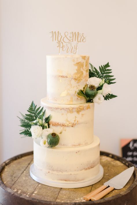 Wedding Cake Gold And White, Wedding Cake With Gold Foil, Gold Foil Wedding Cake, Gold Leaf Wedding Cake, Wedding Cake Gold Leaf, Gold And White Wedding Cake, Gold Leaf Cake, Katrina Wedding, Cake With Gold Leaf