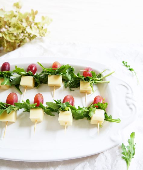 Grape, Gouda & Arugula Skewers | Haute & Healthy Living Grape Skewers, Grape Appetizers, Baby Arugula, Skewer Recipes, Make Ahead Lunches, Appetizer Bites, Nutritious Snacks, Perfect Appetizers, Tips And Advice