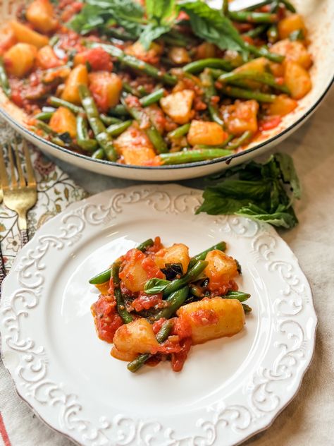 String Bean & Potatoes in Light Tomato Sauce Light Tomato Sauce, String Bean Recipes, Italian Green Beans, Italian Side Dishes, Beans Potatoes, Italian Potatoes, String Beans, Instagram Recipes, String Bean