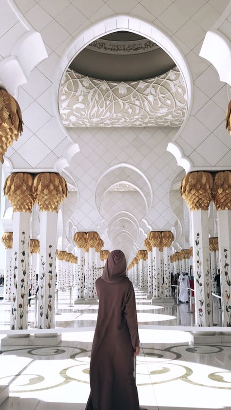 Morocco Photoshoot, Saudi Arabia Aesthetic, Dubai Pics, Abu Dhabi Mosque, Bali Outfit, Grand Mosque Abu Dhabi, Abu Dhabi Travel, Galleria Mall, Dubai International Airport