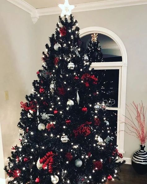 Black Xmas Tree, Black And Red Christmas, Crismas Tree, Red Christmas Decorations, Black White Christmas Tree, Black Christmas Tree Decorations, Christmas Tree Colour Scheme, Black Christmas Decorations, Black Christmas Tree