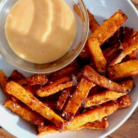 Air Fryer Butternut Squash Fries - Everyday Homemade Squash Fries Air Fryer, Air Fryer Butternut Squash, Fries Air Fryer, Butternut Squash Fries, Gf Snacks, Squash Fries, Baked Butternut Squash, Vegetable Snacks, Side Dish Recipes Easy