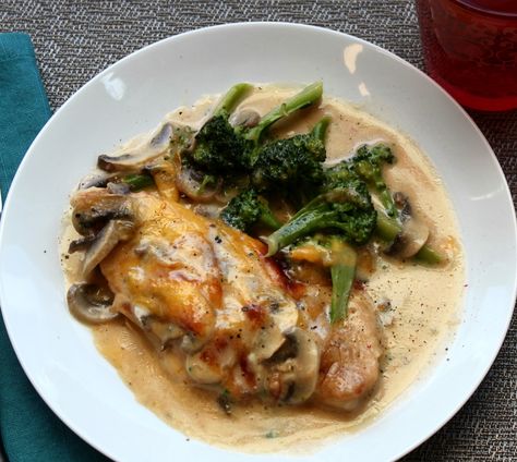 Fried chicken Mornay. Very easy and delicious chicken recipe. Chicken Mornay Recipe, Chicken Mornay, Mornay Sauce Recipe, White American Cheese, Slow Cooker Teriyaki, Chicken Plating, Pan Fried Chicken, Sauteed Chicken, Yummy Chicken Recipes