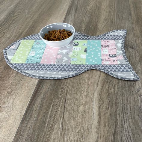 Cat Placemats Free Pattern, Cat Placemat, Pet Placemat, Quilt As You Go Placemats, Diy Cat Food, Dog Bandana Pattern, Dog Bowl Mat, Diy Placemats, Pet Food Mat