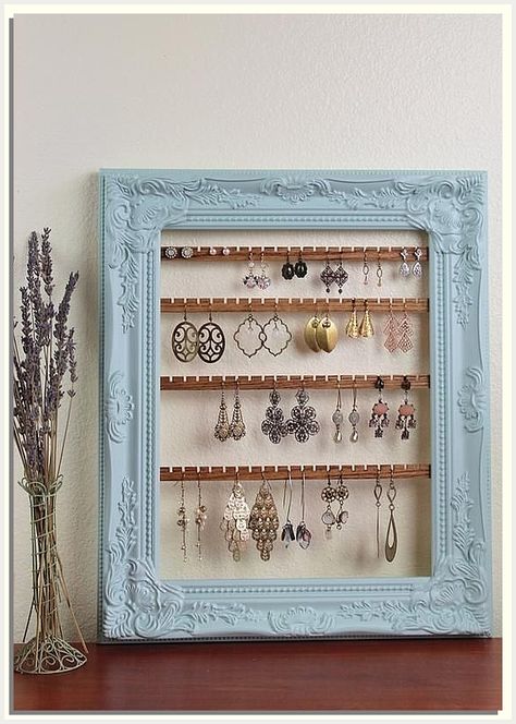 Keep your necklaces, bracelets, and earrings organized and easily accessible with these ideas. Diy Earring Holder, Earring Frame, Boho Jewelry Diy, Vintage Jewelry Diy, Hanging Earring, Diy Jewelry To Sell, Diy Jewelry Display, Diy Jewelry Holder, Hanging Jewelry Organizer